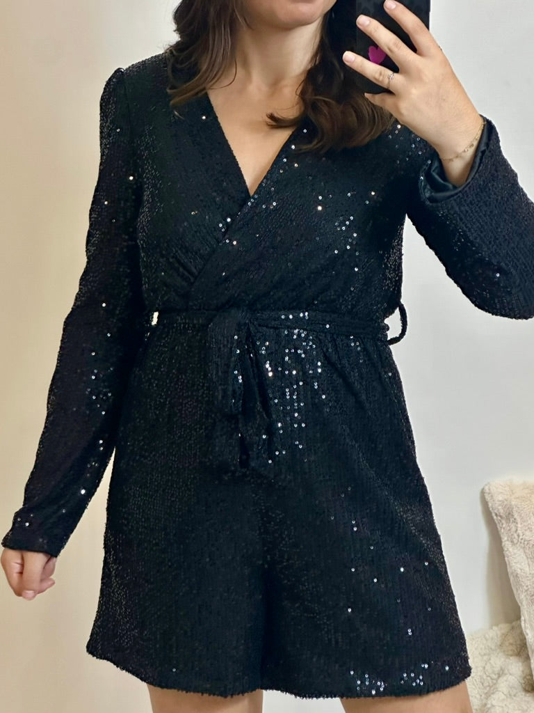 combishort à sequin pour femme, tendance mode pour les fêtes, plus gros plan