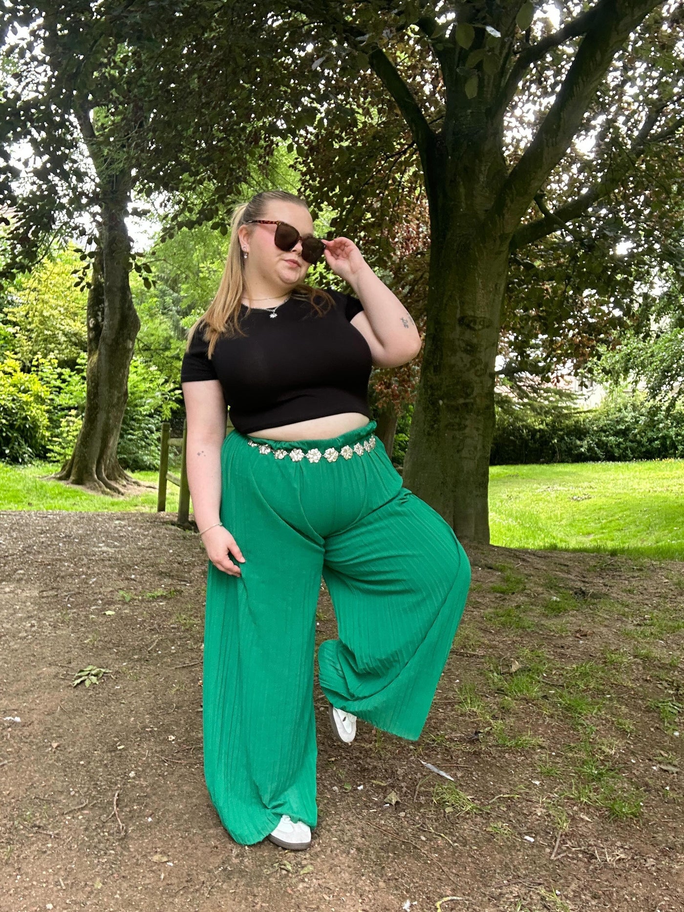 Pantalon ROMY vert plissé femme porté - Ds'Clothes