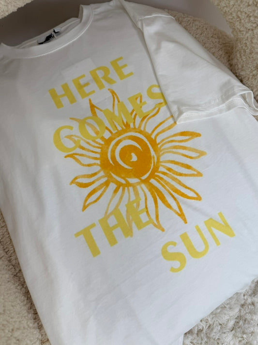 t-shirt "HERE COMES THE SUN"