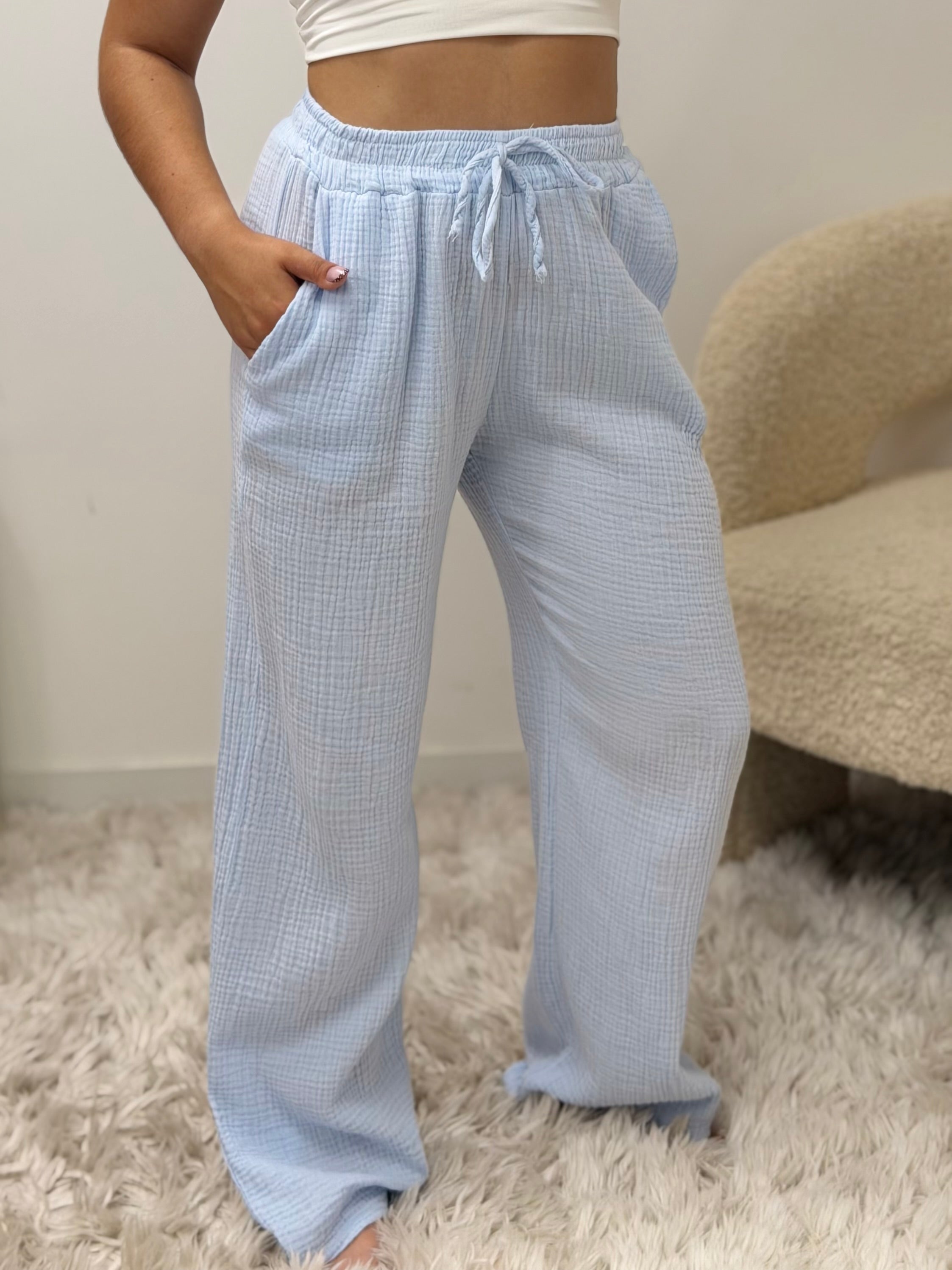 Pantalon Amy bleu ciel 100% coton taille unique fabriqué en Italie - vue portée - Ds'Clothes