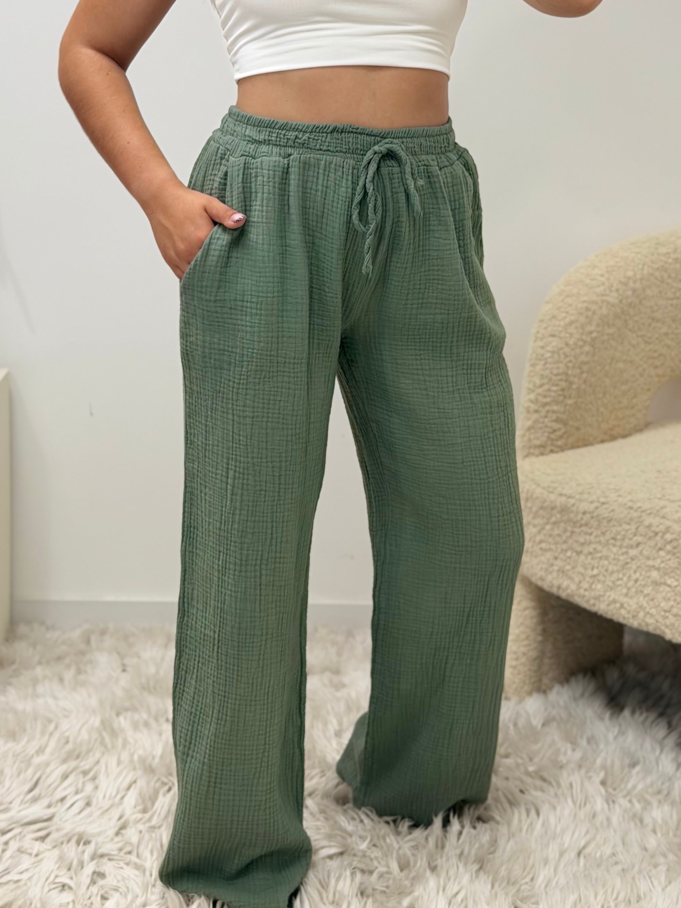 Pantalon Amy kaki 100% coton taille unique fabriqué en Italie - vue portée - Ds'Clothes