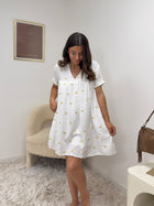 Robe-short citron portée, look d'été ensoleillé