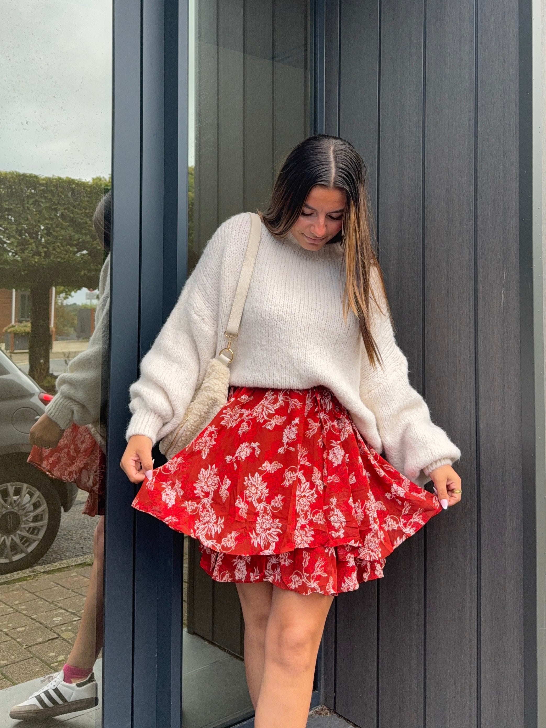 robe courte rouge fleuri avec pull et sac