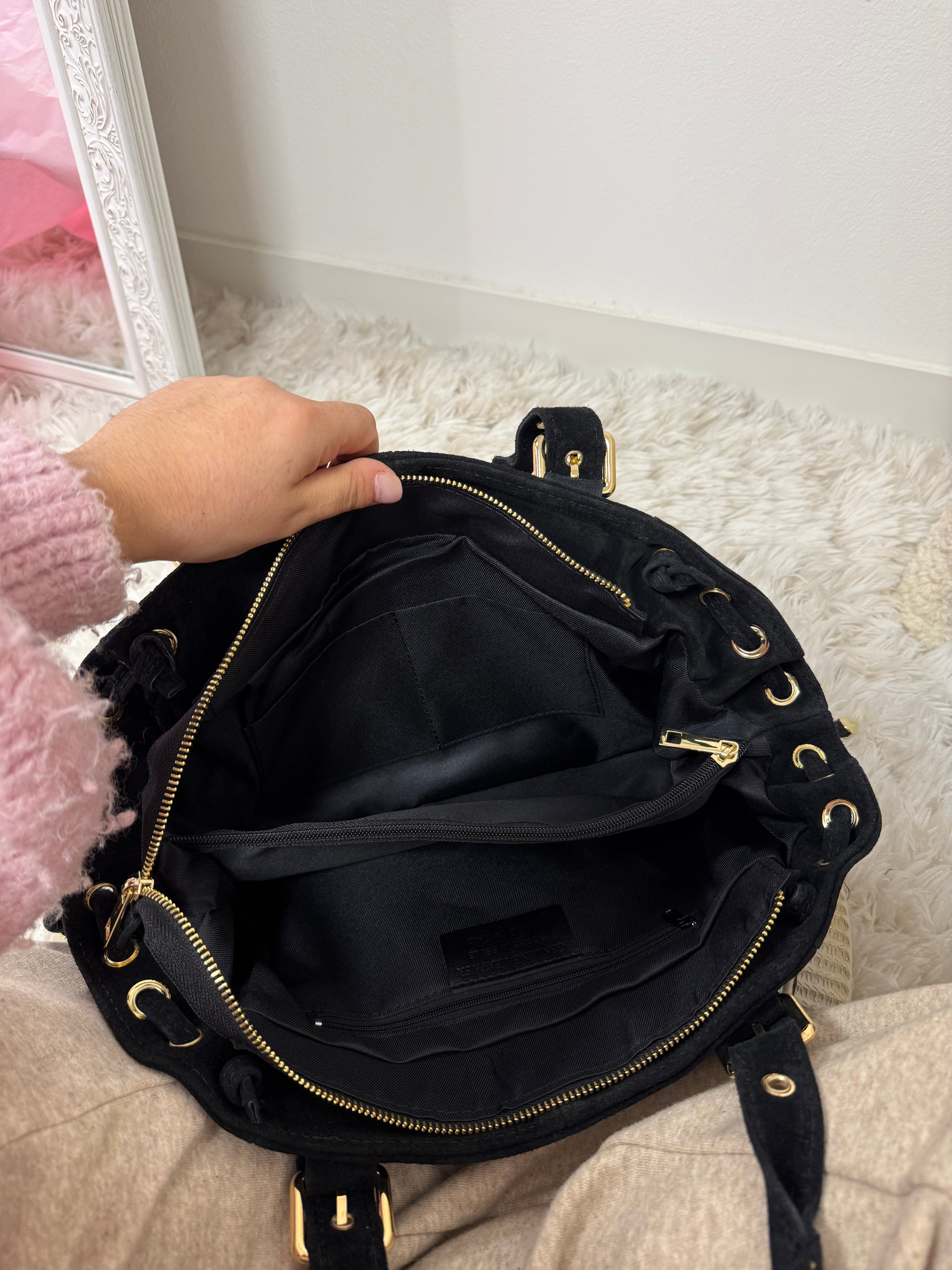 Sac BLAIR noir vu de côté - cuir suédé souple, format A4 - Ds'Clothes